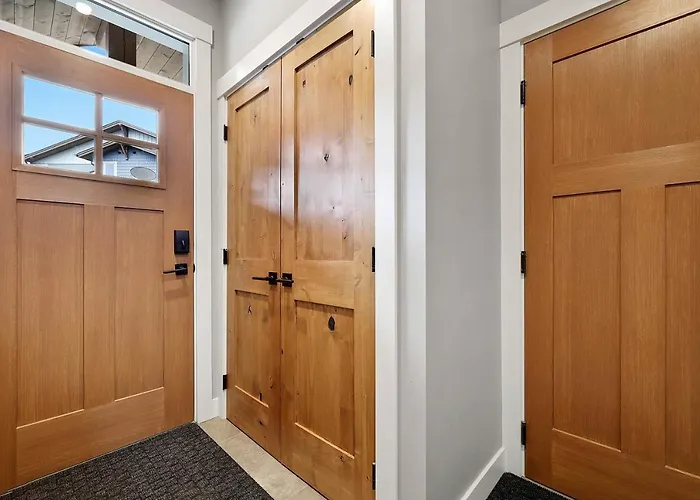 Spacious Modern Ski-In Ski-Out With Hot Tub Townhouse