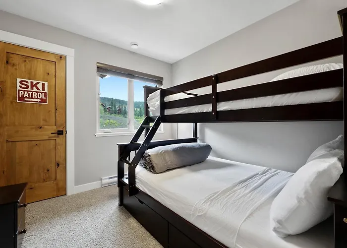 Spacious Modern Ski-In Ski-Out With Hot Tub Townhouse